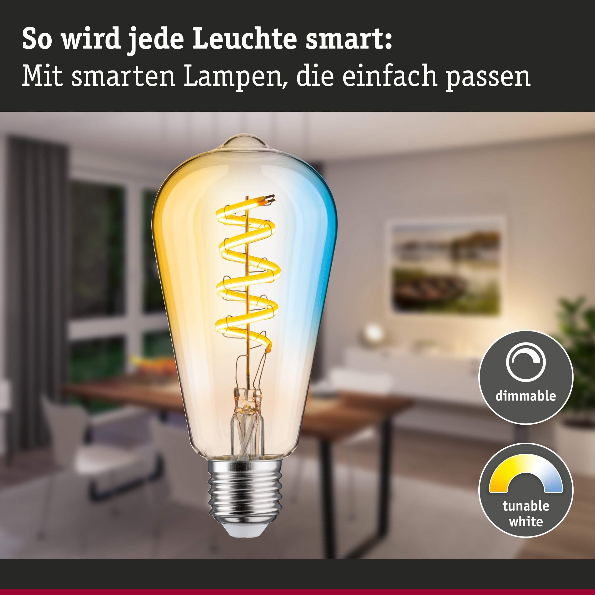 Eine smarte LED-Glühbirne mit Spiralfilament zeigt warmes und kaltes Licht vor einem Wohnzimmer.