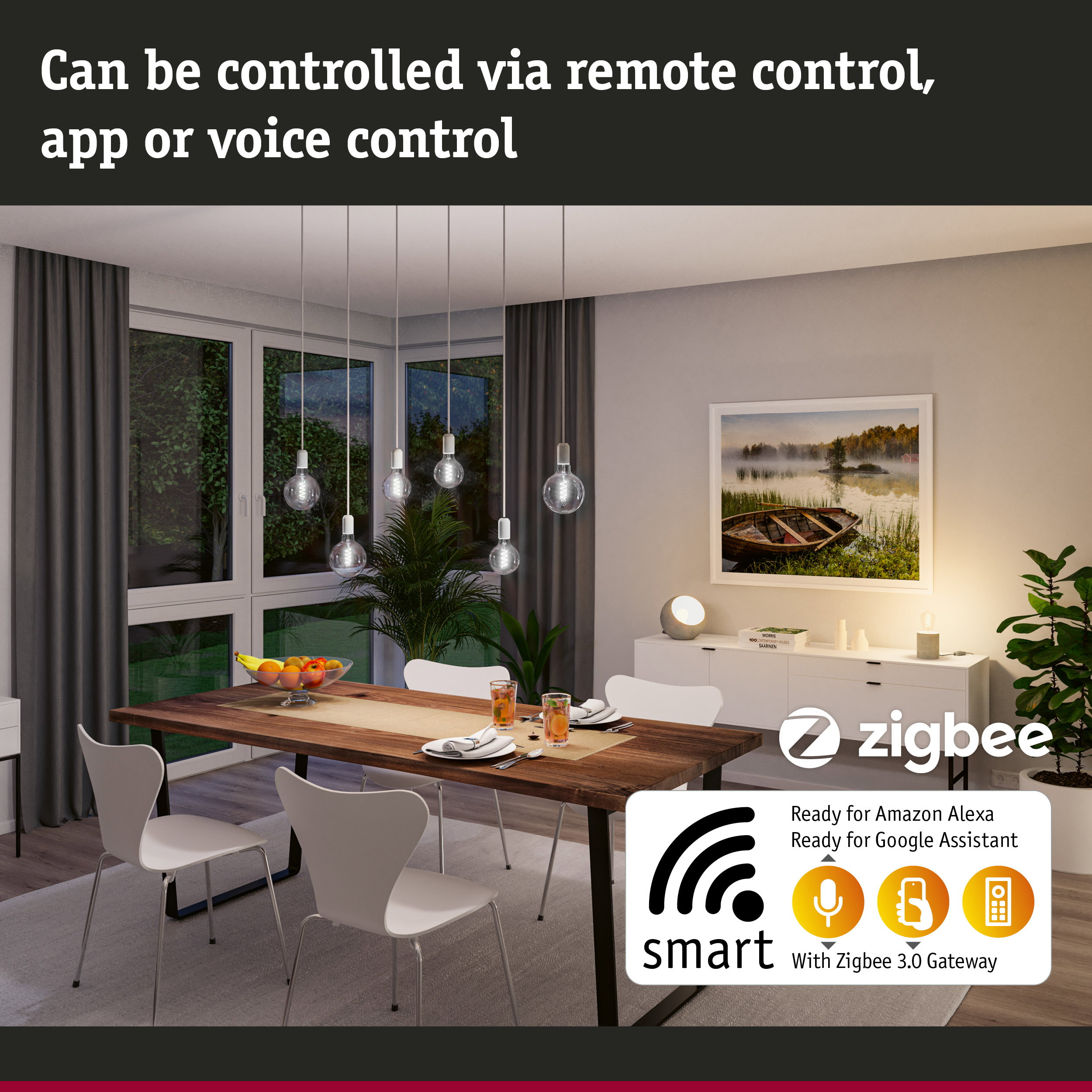 Esszimmer mit Holztisch, weißen Stühlen, Hängeleuchten und smarten Funktionen.
