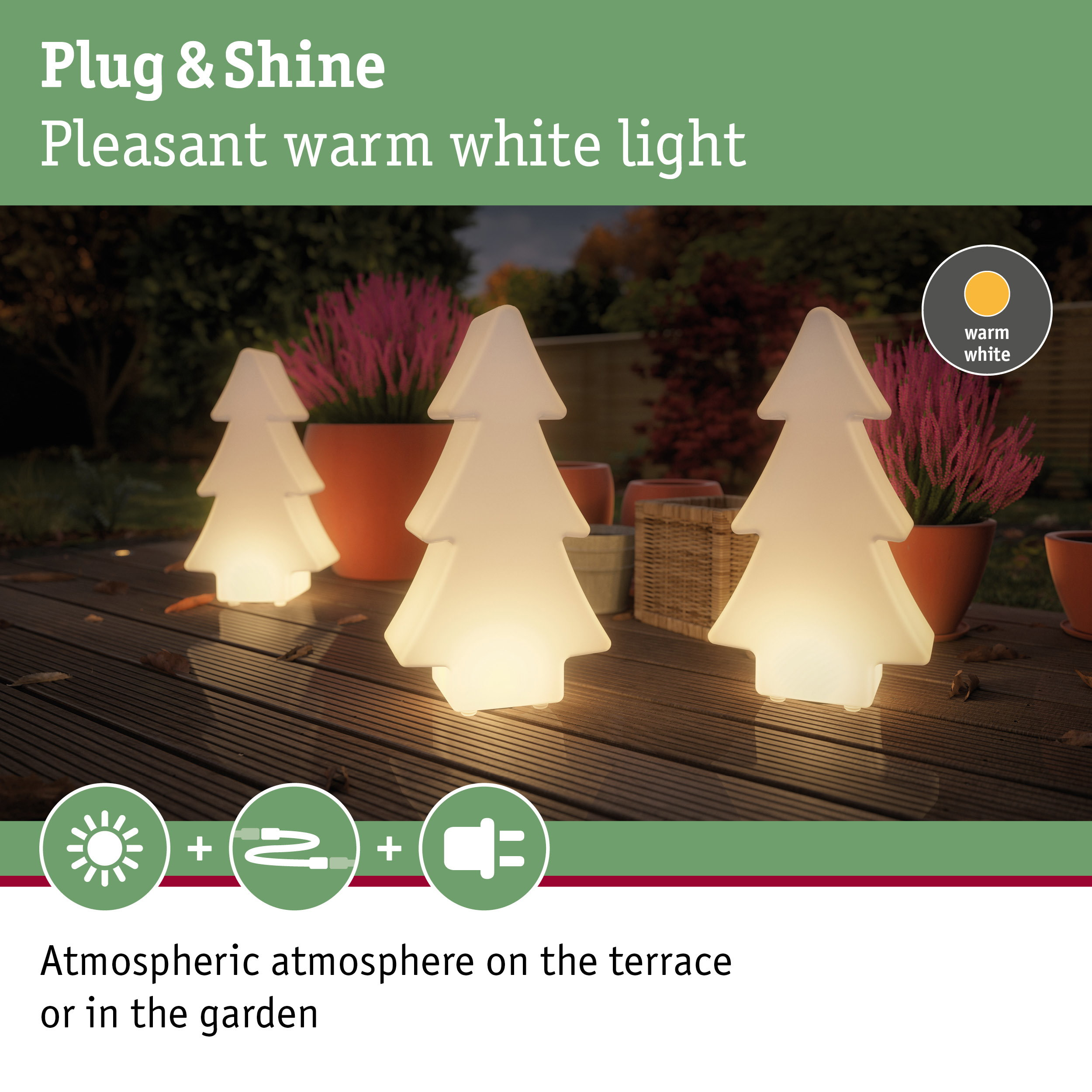 Drei beleuchtete Weihnachtsbaumleuchten auf einer Holzterrasse mit Blumenkübeln im Hintergrund.