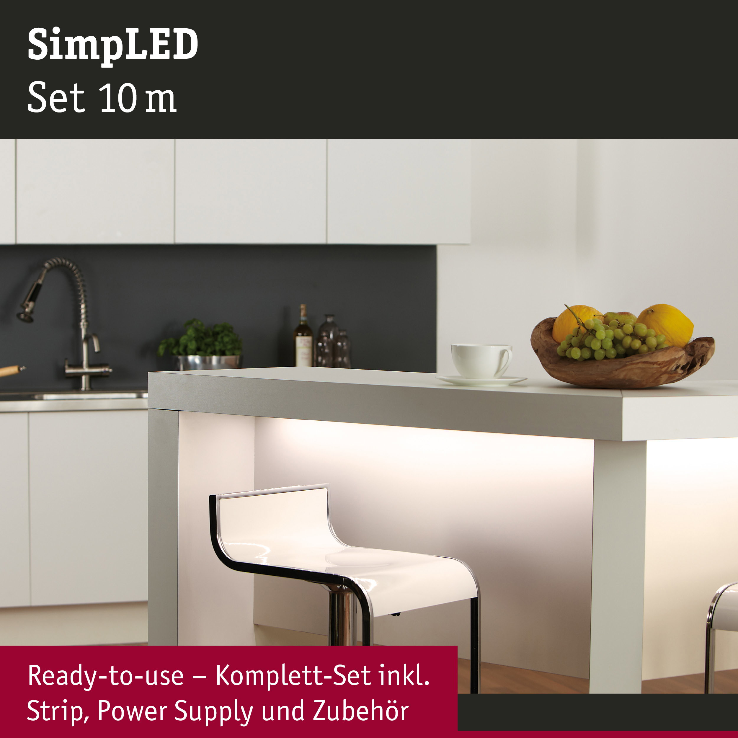 Moderne Küche mit LED-beleuchteter Kochinsel, Barhocker und einer Obstschale.