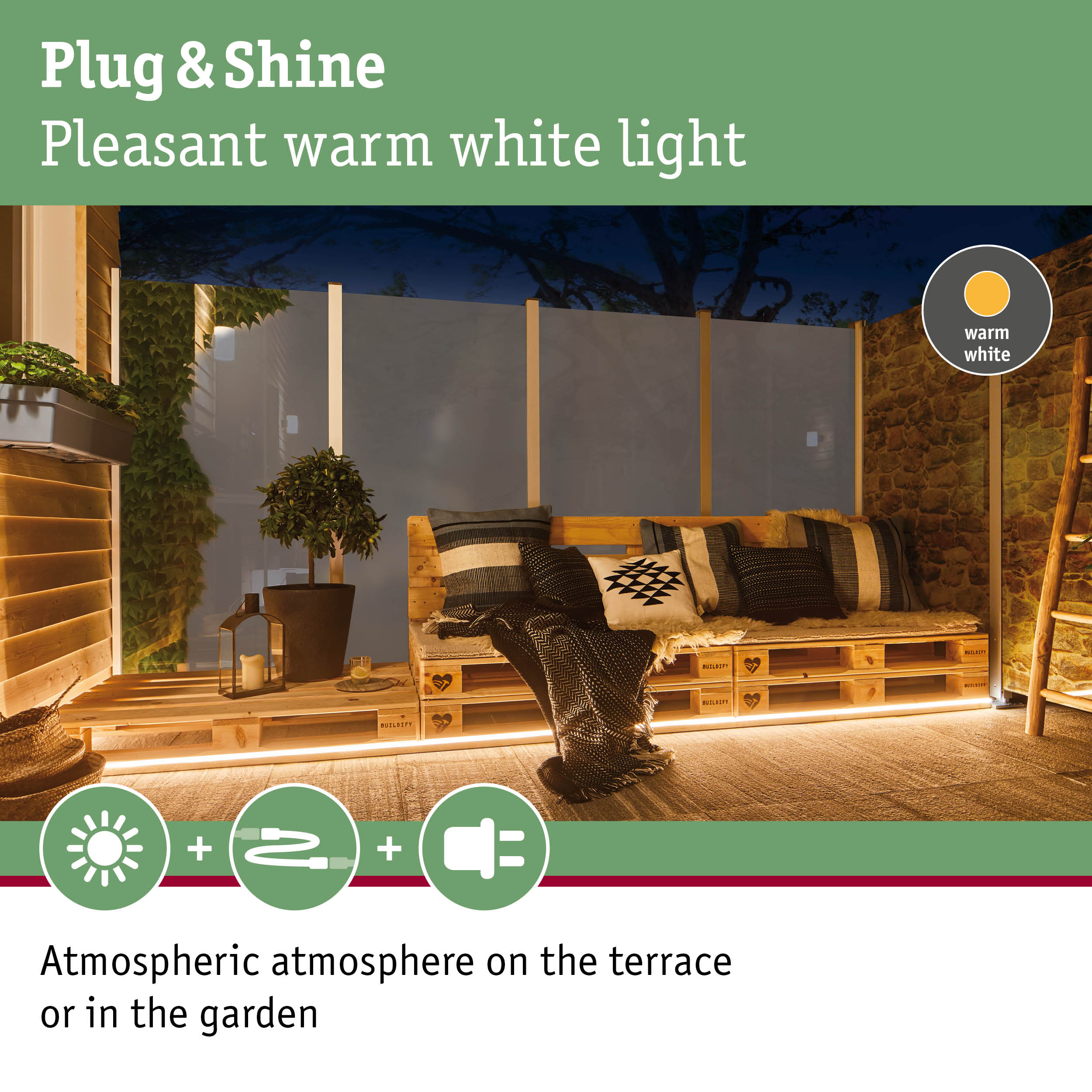 Beleuchtetes Europaletten-Sofa auf einer Terrasse bei Nacht mit warmweißem Licht.