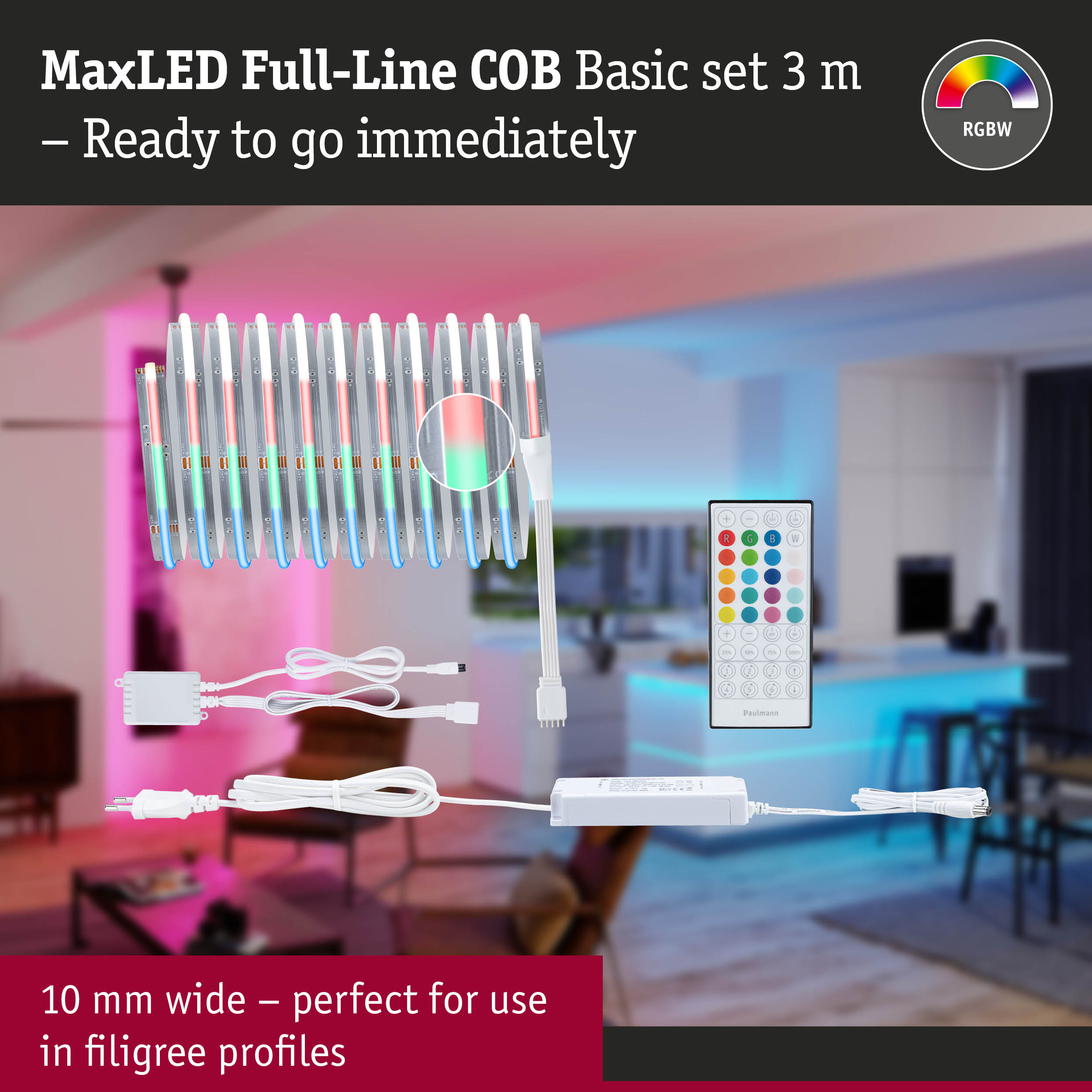 LED-Streifen-Set mit Fernbedienung und Netzteil vor verschwommenem Zimmer.