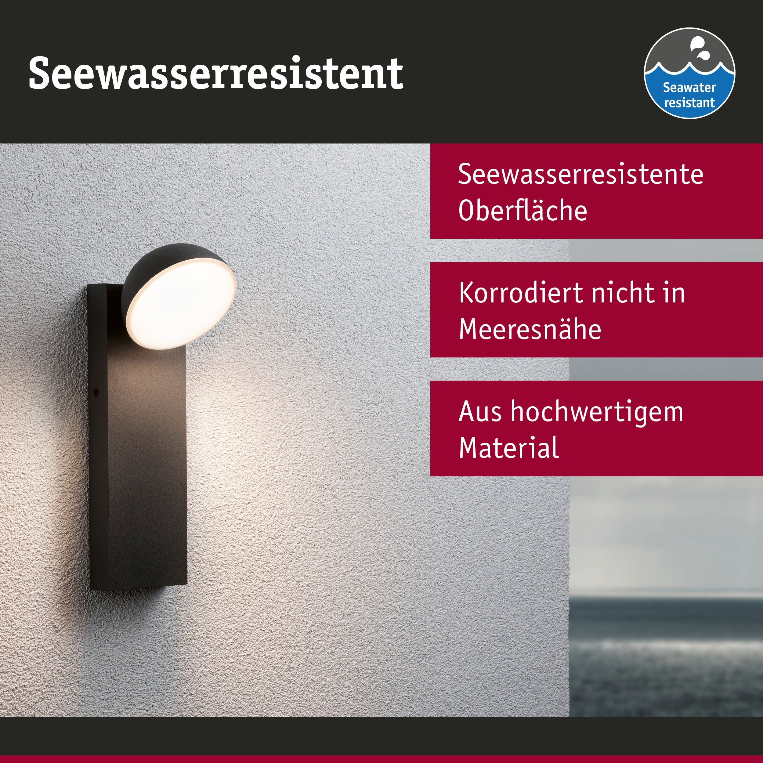 Schwarze Außenwandleuchte auf heller Wand mit Seewasserbeständigkeits-Symbol und Text.