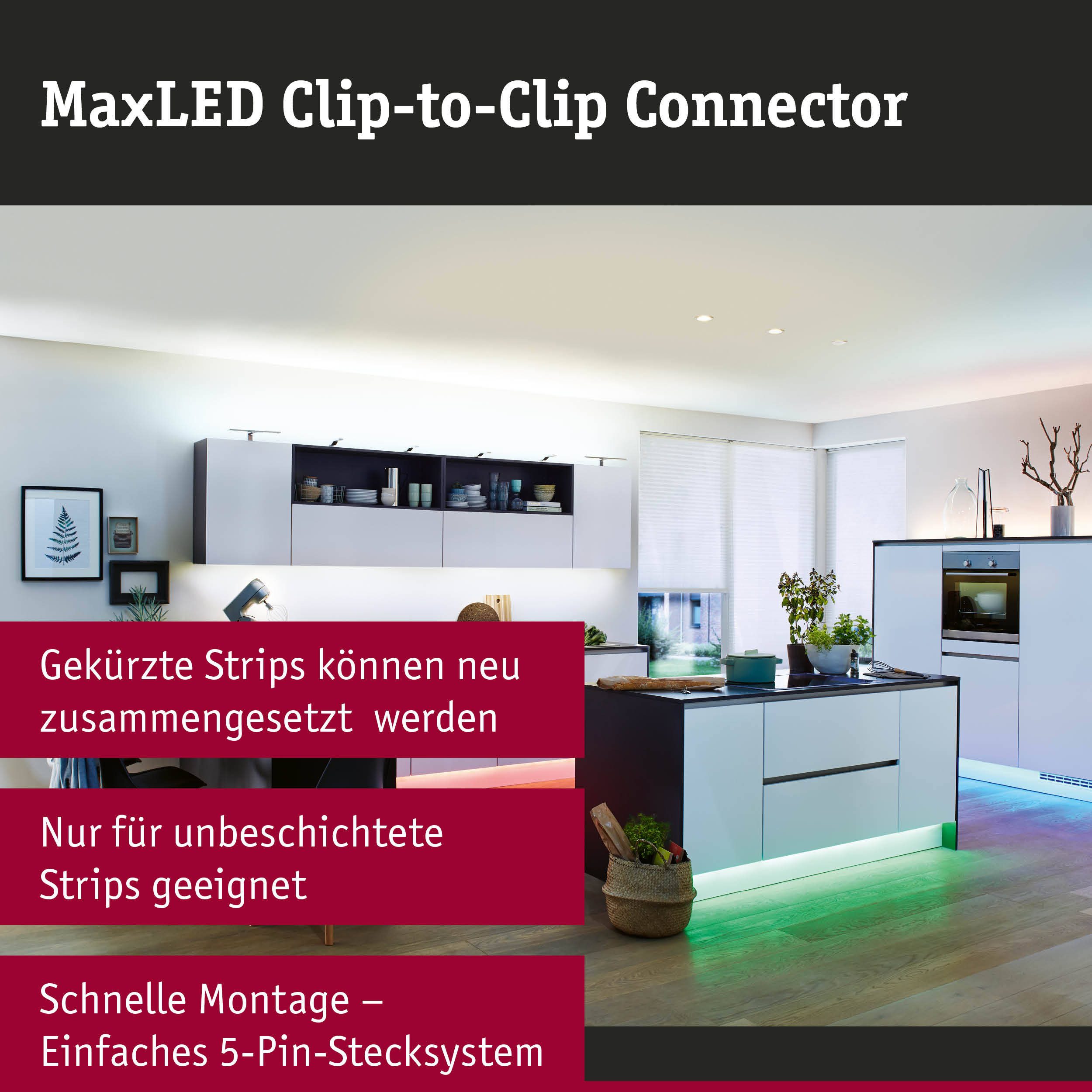 Moderne Küche mit weißem Mobiliar, beleuchteten Oberschränken und grünem LED-Licht am Sockel.