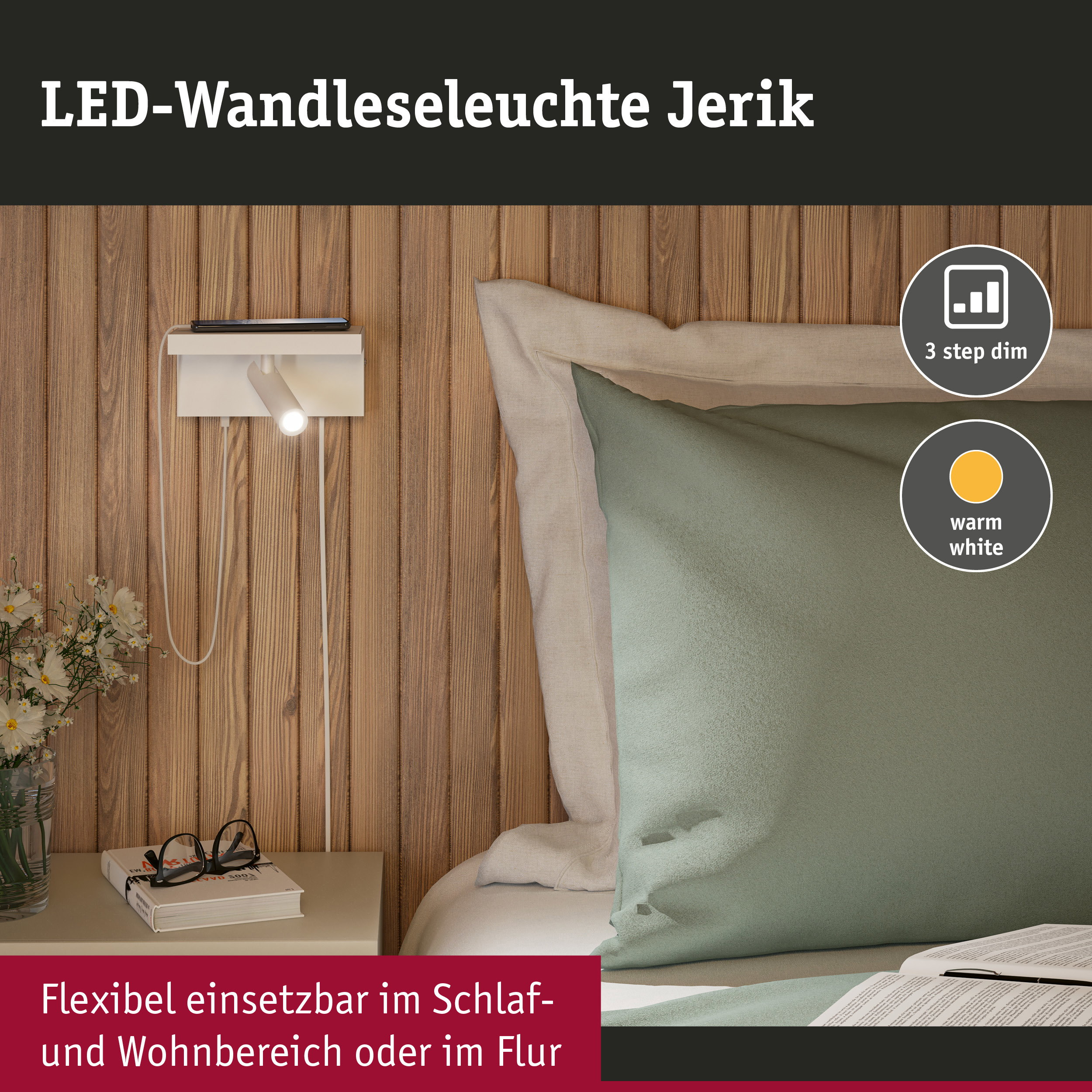 Wandleselleuchte in einem Schlafzimmer mit Holzverkleidung, Kissen, Nachttisch und Buch.