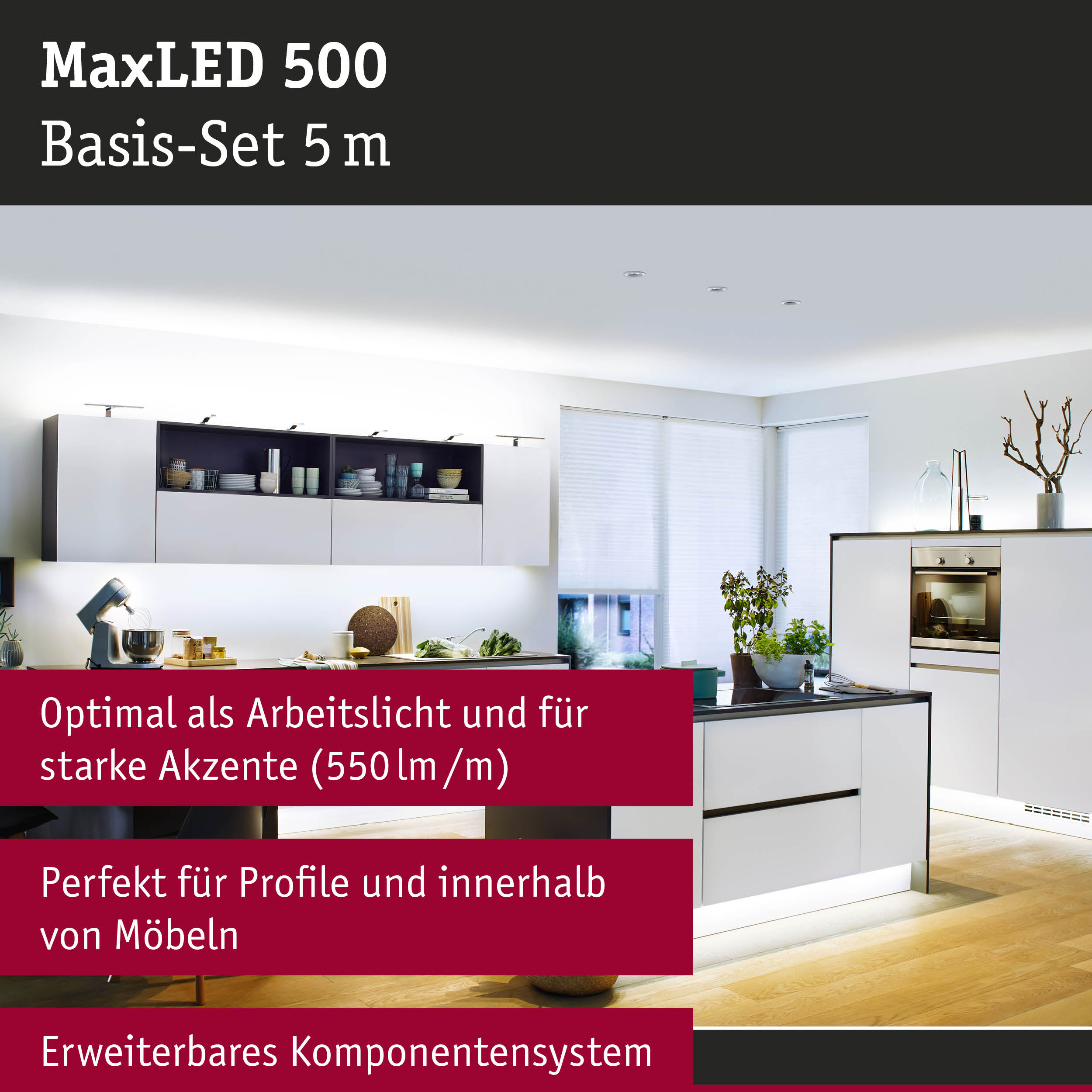 Eine moderne Küche mit MaxLED 500 Streifen unter Oberschränken und Kücheninsel.