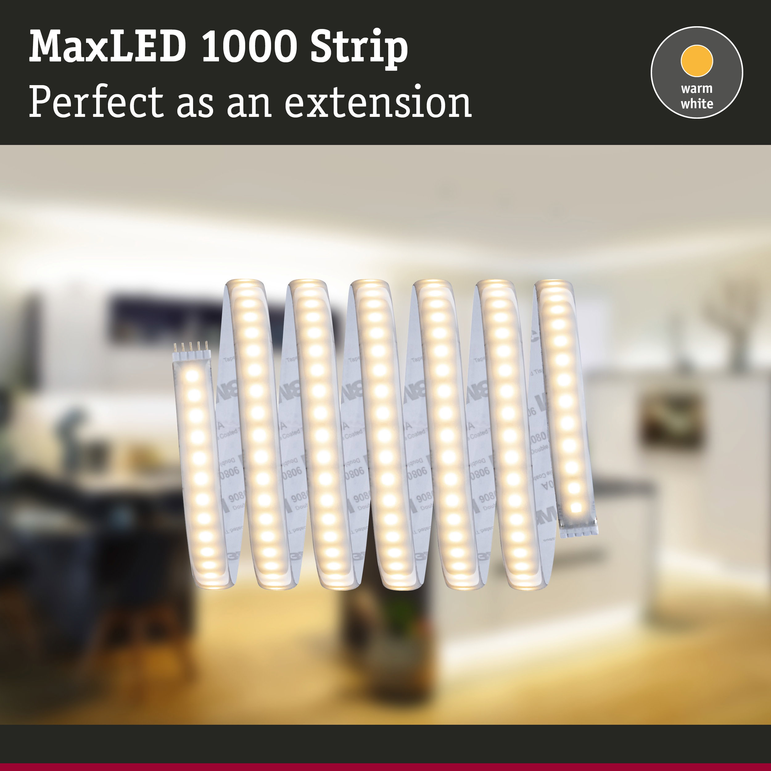 Aufgerollter MaxLED 1000 LED-Streifen mit warmweißem Licht vor verschwommenem Küchenhintergrund.