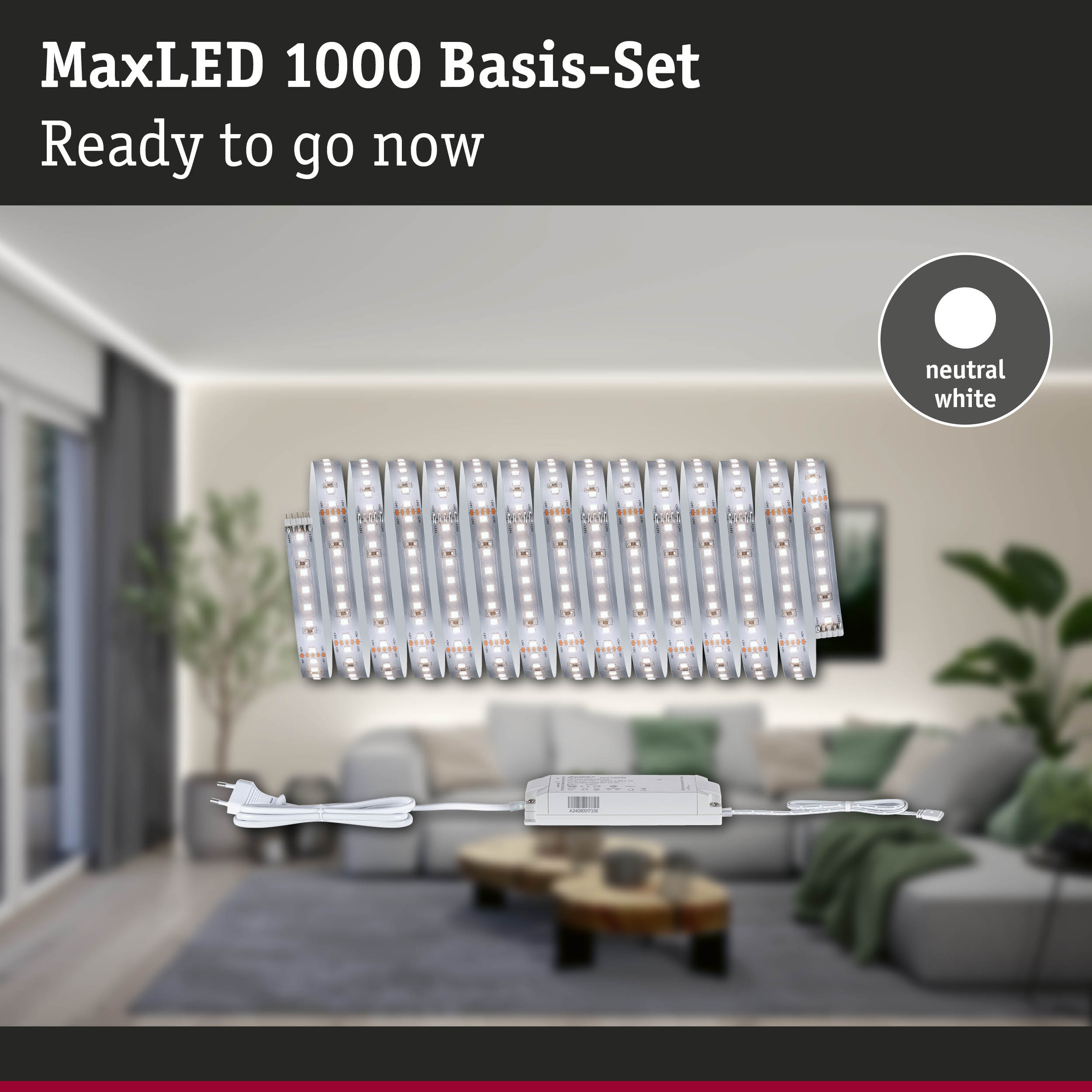 MaxLED 1000 Basis-Set mit neutralweißem Licht, Stromkabel und Trafo vor einem Wohnzimmer.