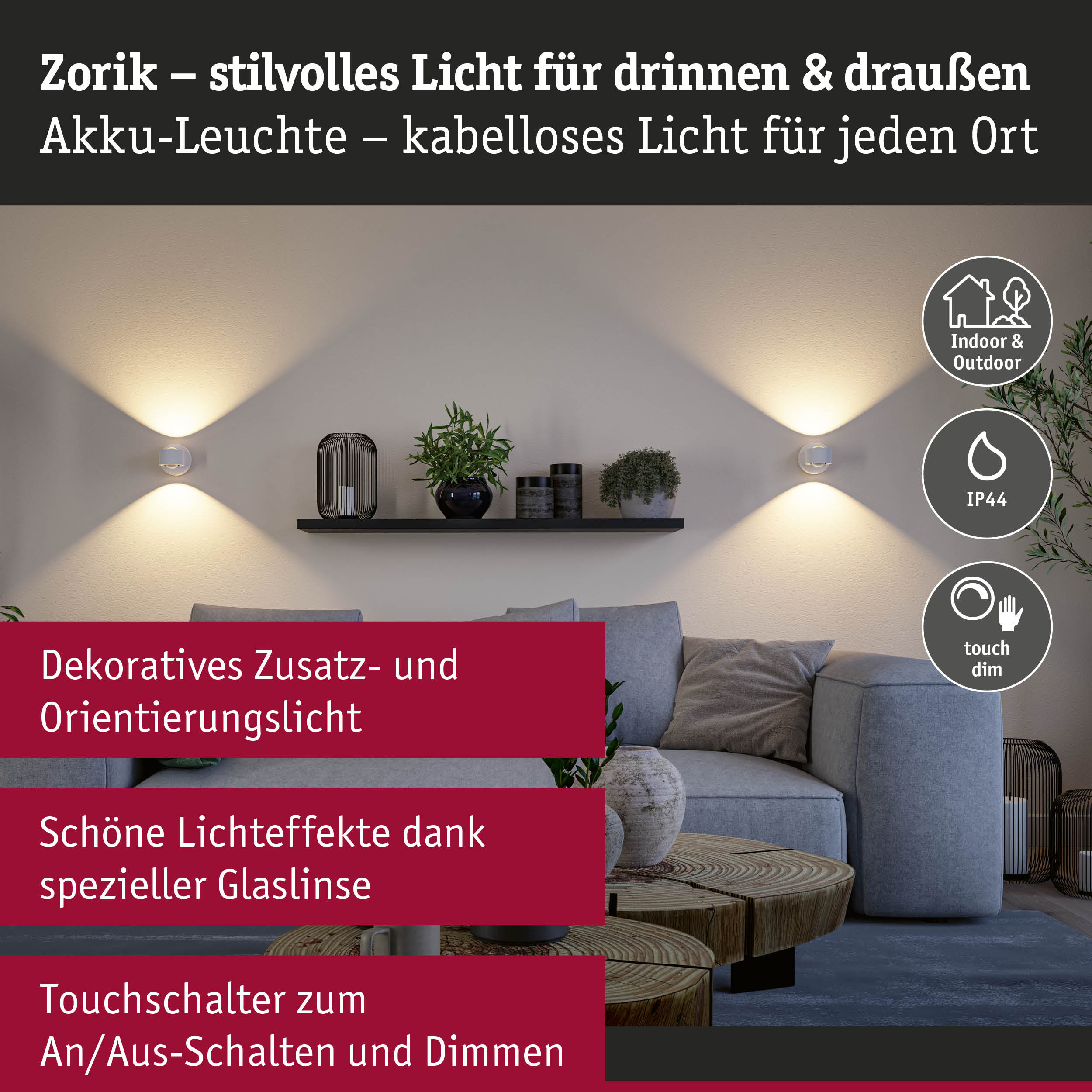 Salon z szarą kanapą, drewnianymi stolikami i dwoma kinkietami, z infografikami i czerwonymi polami tekstowymi.