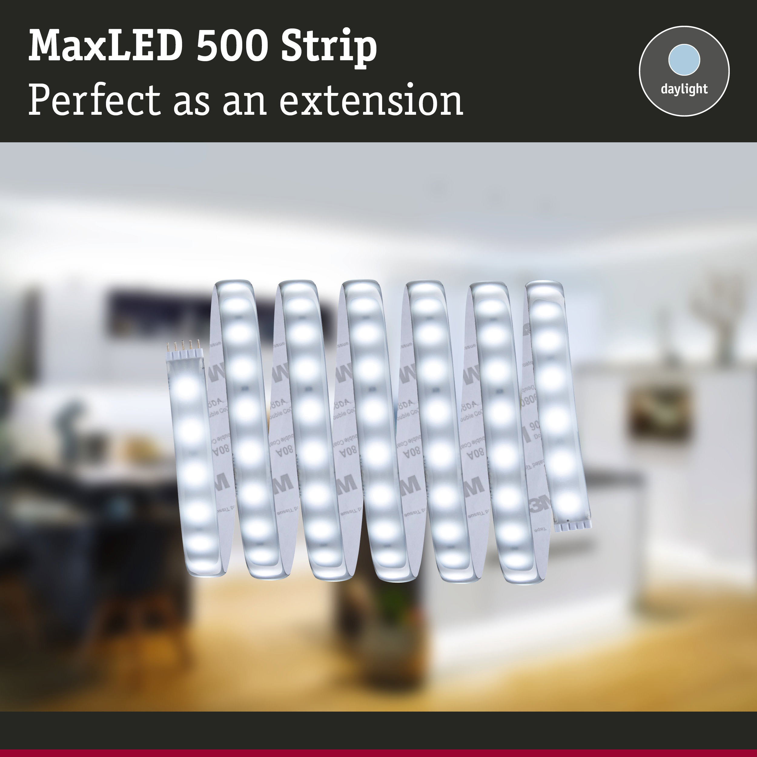 Striscia LED MaxLED 500 arrotolata su sfondo cucina sfocato.