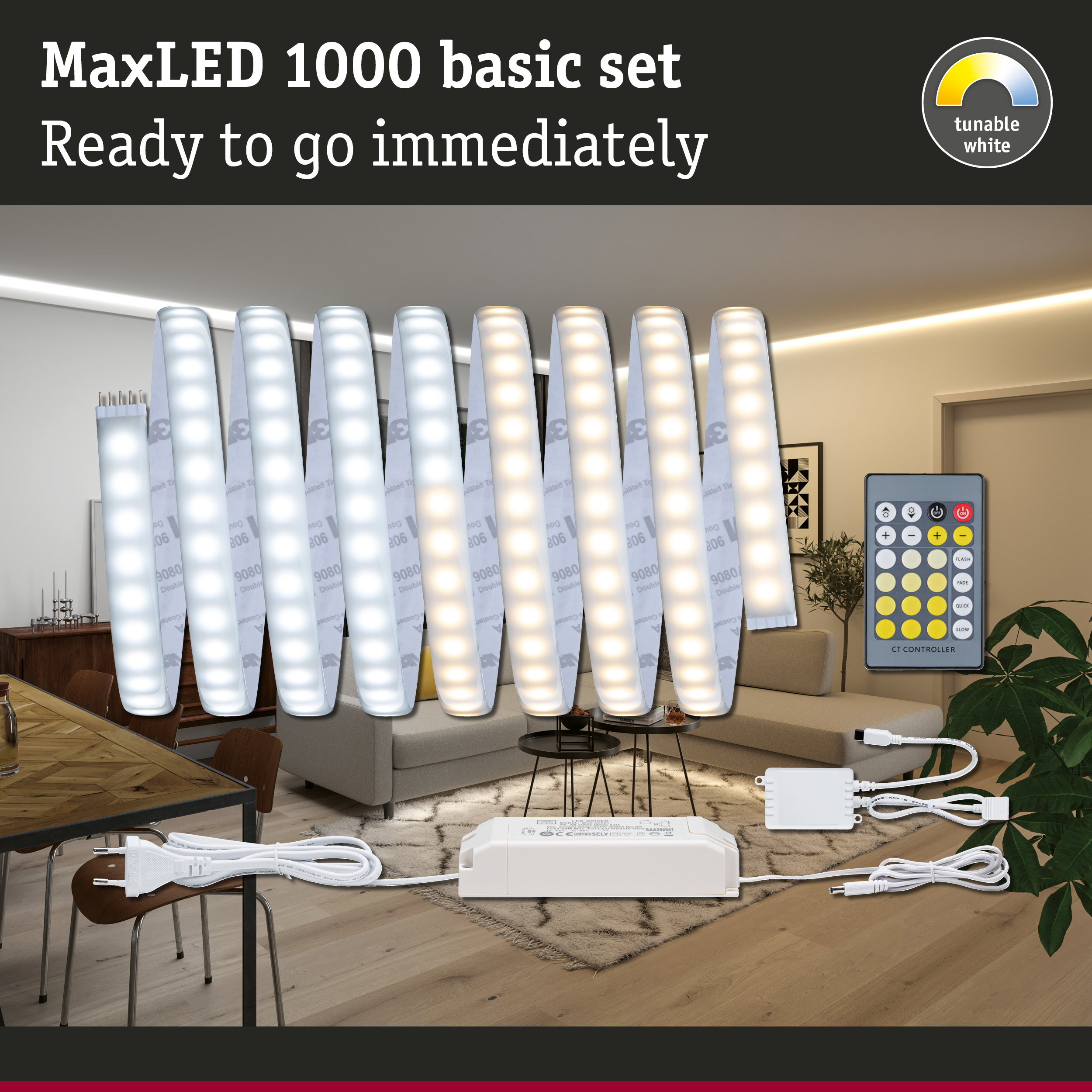 Zestaw podstawowy MaxLED 1000 z regulowanym białym paskiem LED, pilotem, zasilaczem i tłem salonu.