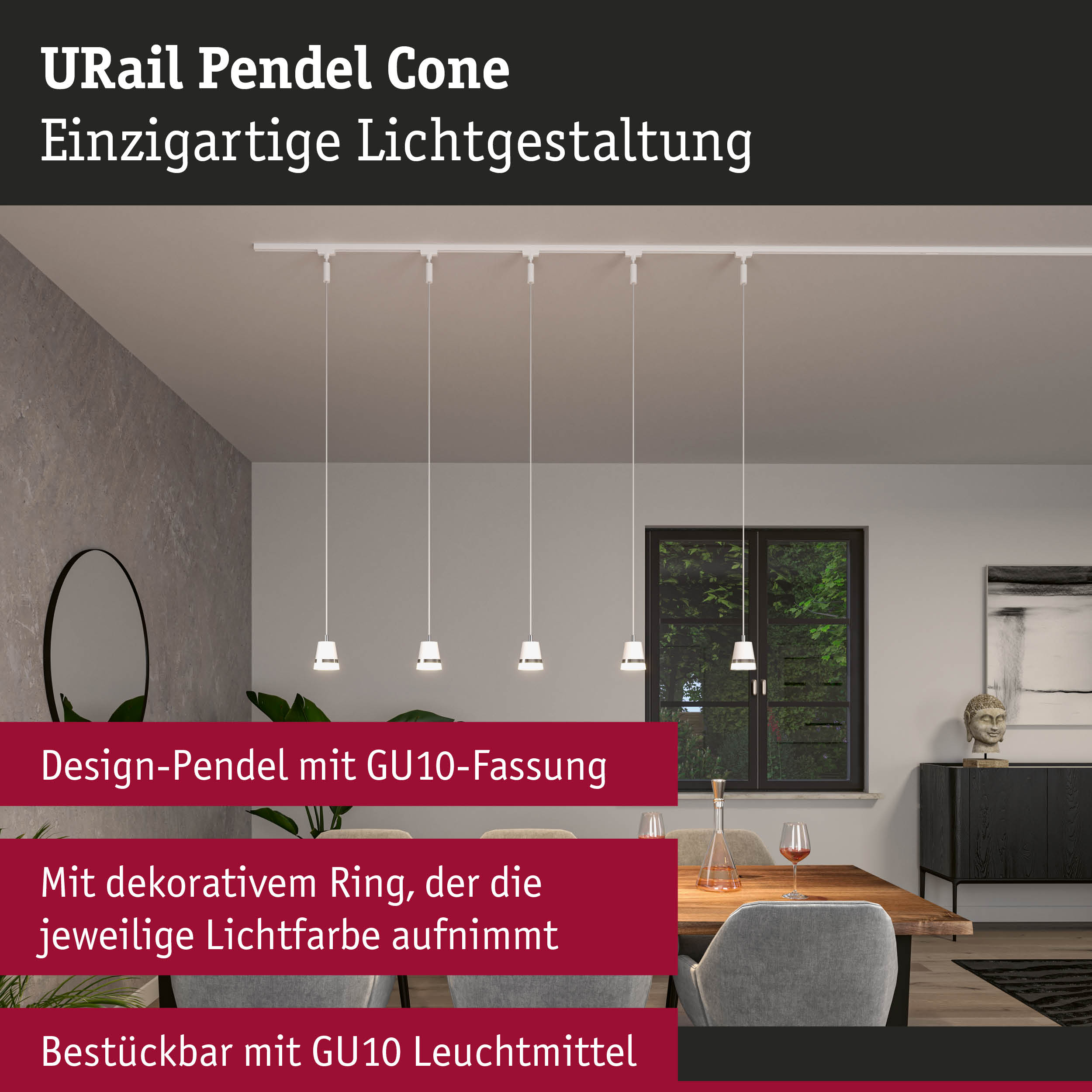 Fünf weiße Pendelleuchten hängen über einem Holzesstisch in einem modernen Esszimmer.