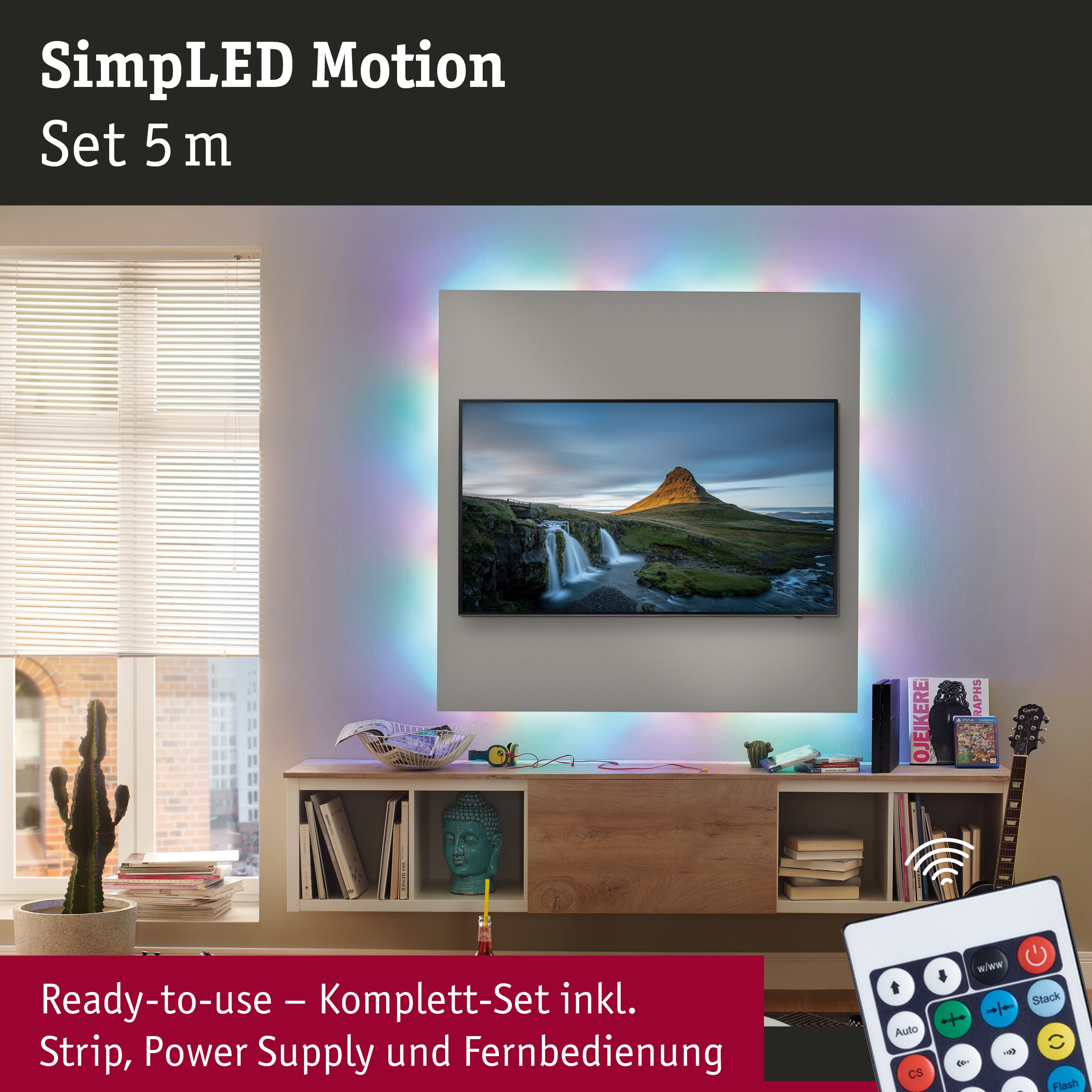 Wohnzimmer mit TV und farbiger LED-Hintergrundbeleuchtung an der Wand, Fernbedienung im Vordergrund.