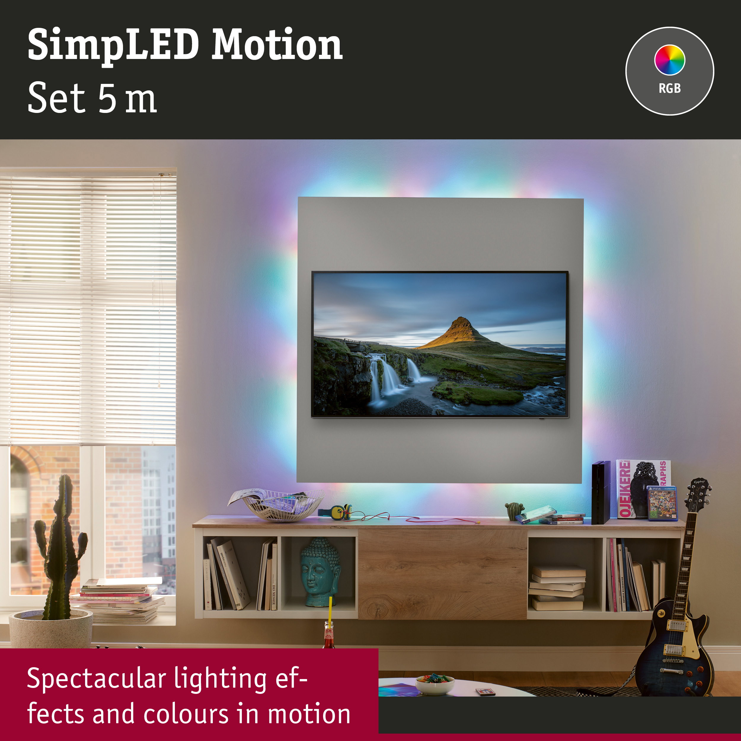 Wohnzimmer mit TV an der Wand, umgeben von bunten LED-Lichtern.