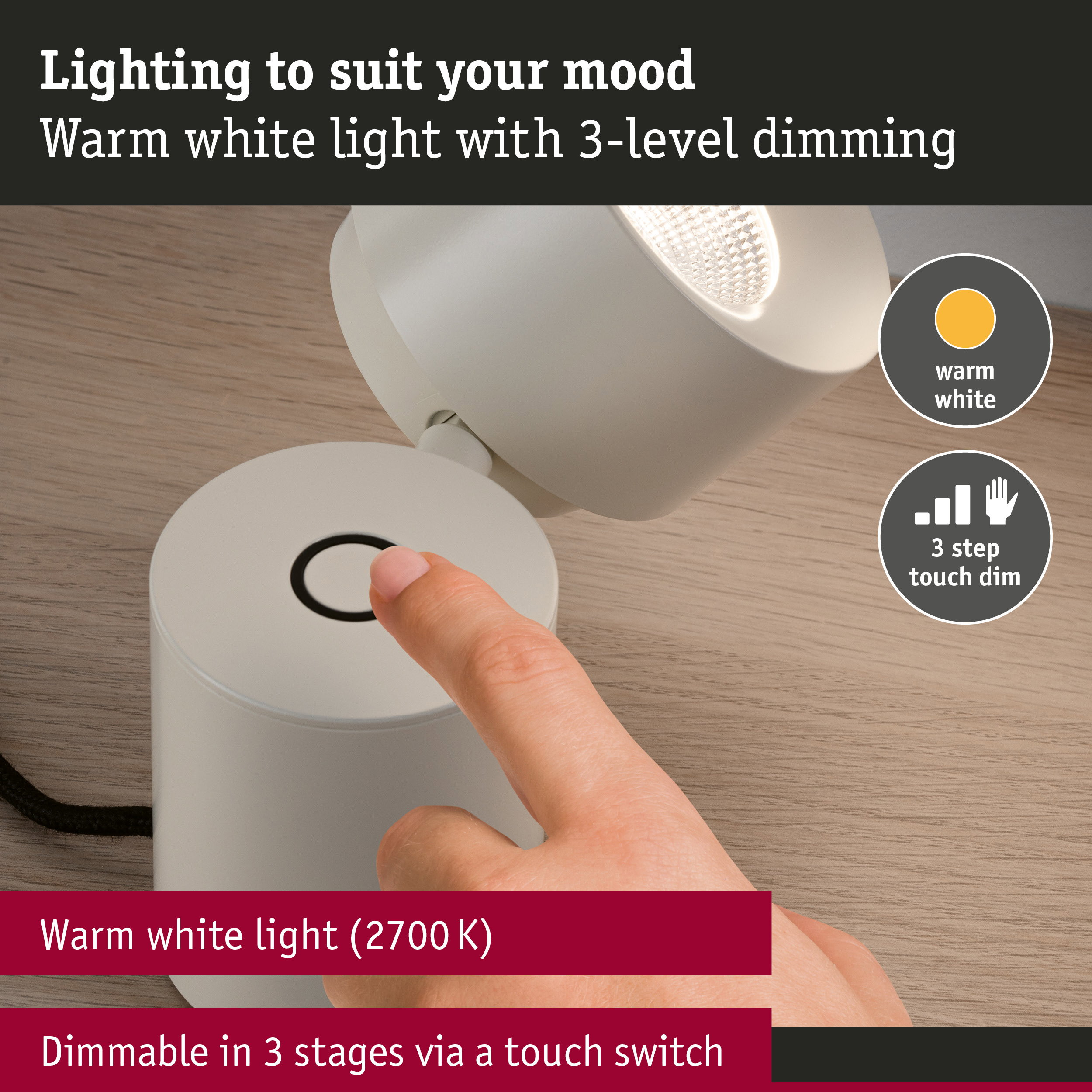 Hand berührt Touch-Schalter auf weißer Leuchte mit warmweißem Licht.
