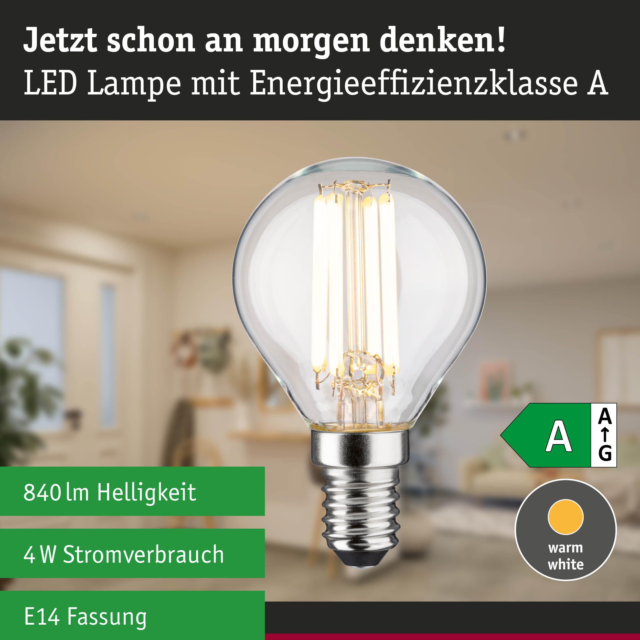LED-Lampe mit E14-Fassung und Energieeffizienzklasse A vor unscharfem Wohnzimmer.