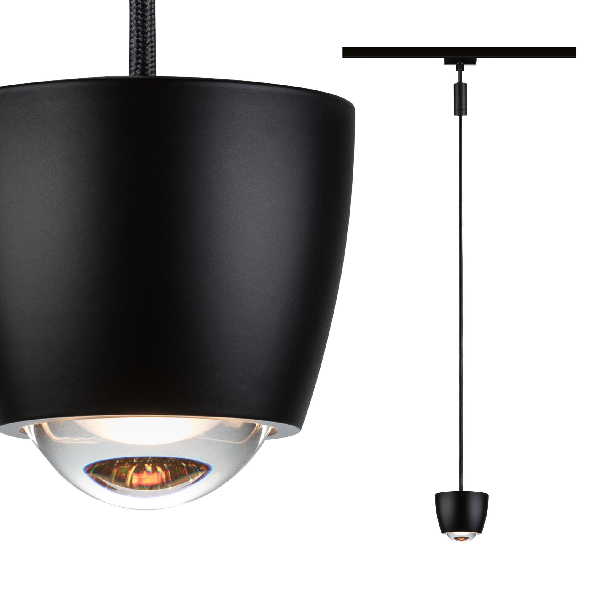 Eine mattschwarze Pendelleuchte mit einer kuppelförmigen Glaslinse hängt an einem Stromschienensystem.