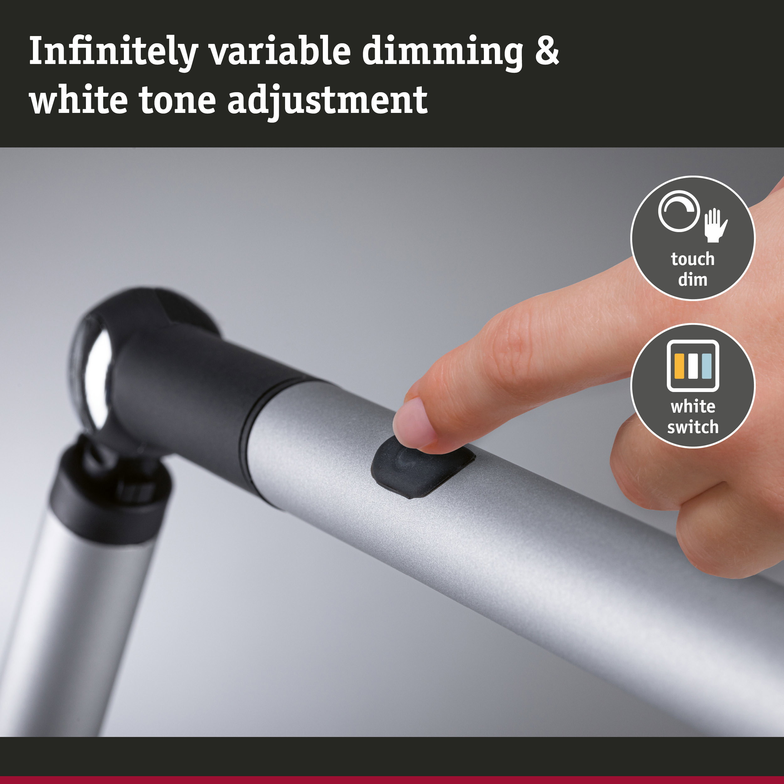 Ein Finger berührt eine Taste an einem silber-schwarzen Lampenarm, mit zwei runden Symbolen für Touch-Dim und weißem Schalter.