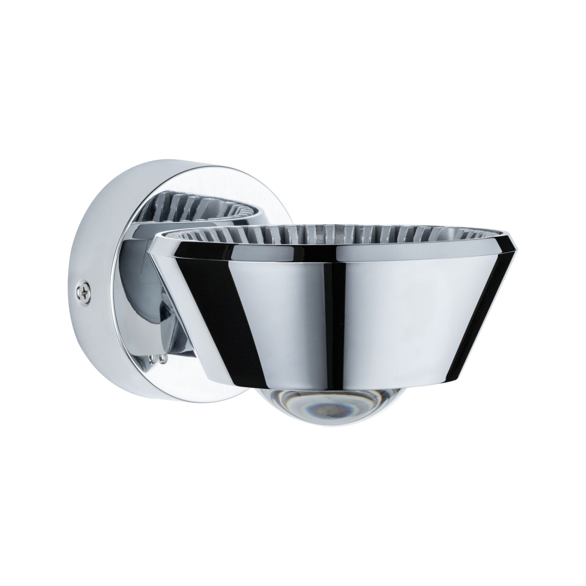 Moderne Chrom-Wandleuchte mit einem konischen Schirm und einer klaren Glaskugel unten auf weißem Hintergrund.