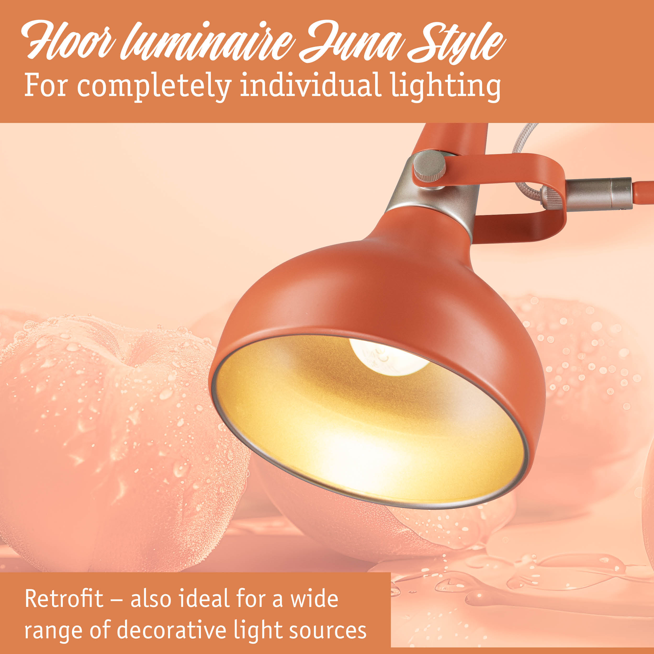 Pomarańczowa lampa podłogowa ze złotym kloszem na tle owoców pokrytych kroplami wody.