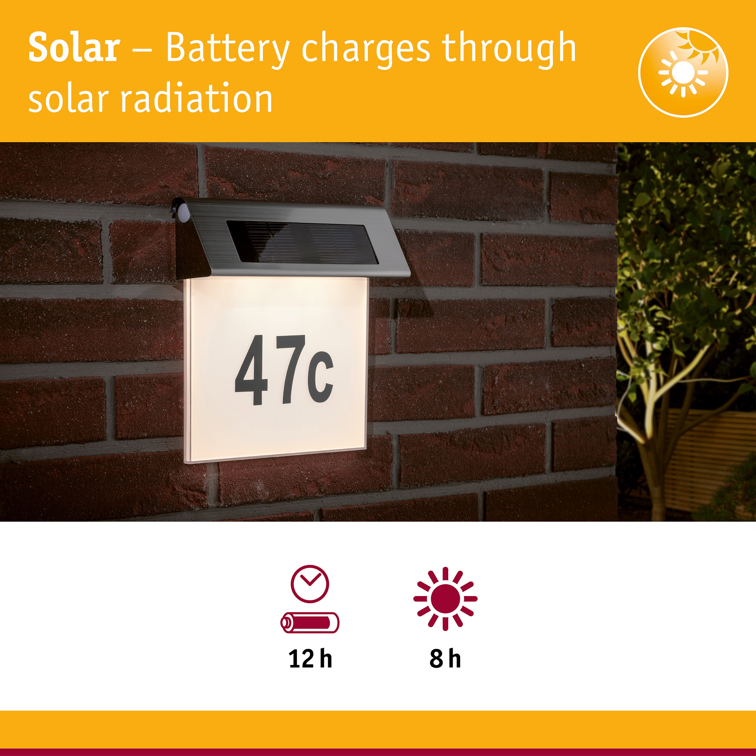 Beleuchtete Hausnummer 47c mit Solarbetrieb an einer Backsteinwand.