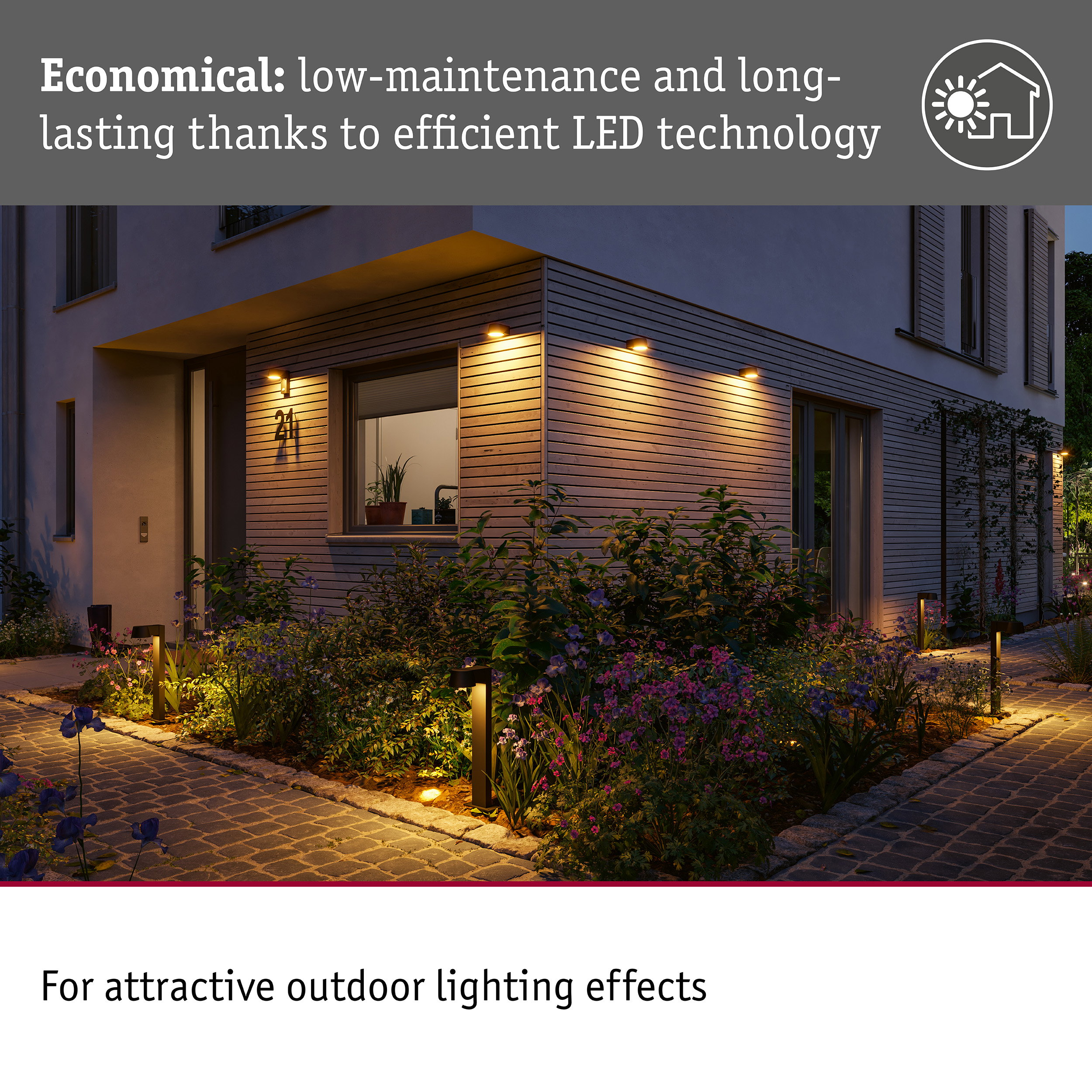 Beleuchtetes modernes Haus mit Garten und LED-Außenleuchten bei Nacht.