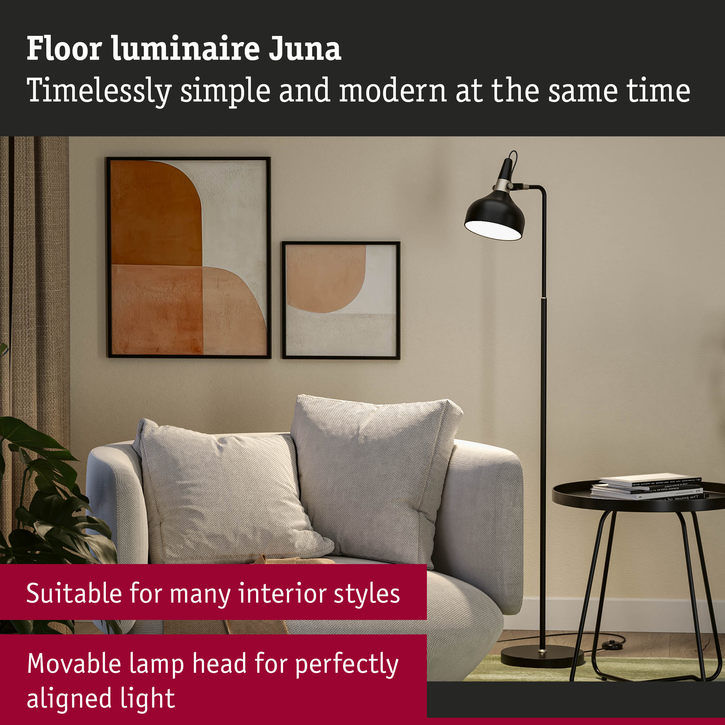 Moderne schwarze Stehlampe neben einem grauen Sessel mit Kissen und Kunst an der Wand.