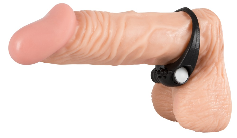 Ein hautfarbener Dildo mit realistischem Penis- und Hoden-Design sowie einem schwarzen Ring.