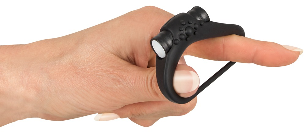 Eine Hand trägt ein schwarzes erotisches Silikon-Spielzeug am Finger.