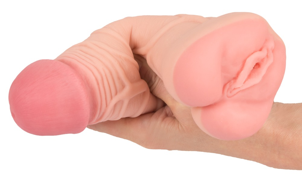 Eine Hand hält ein rosafarbenes, zweiteiliges erotisches Silikonspielzeug mit anatomischen Details auf weißem Grund.