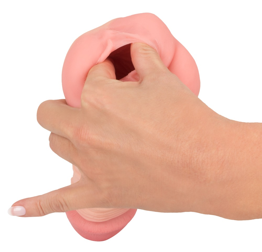 Eine Hand hält ein rosa, fleischig strukturiertes Objekt mit hohler Öffnung vor weißem Hintergrund.
