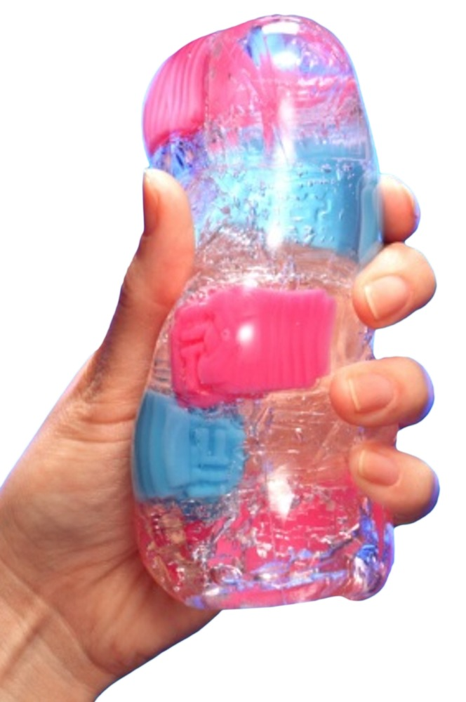 Eine Hand drückt ein klares, längliches Spielzeug gefüllt mit Wasser, Glitzer sowie pinken und blauen Kunststoffeinsätzen.
