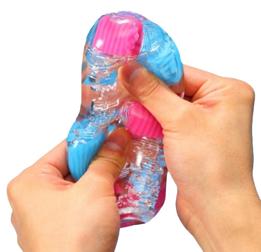 Hände kneten ein klares, elastisches Gelspielzeug mit blauen und pinken Elementen.