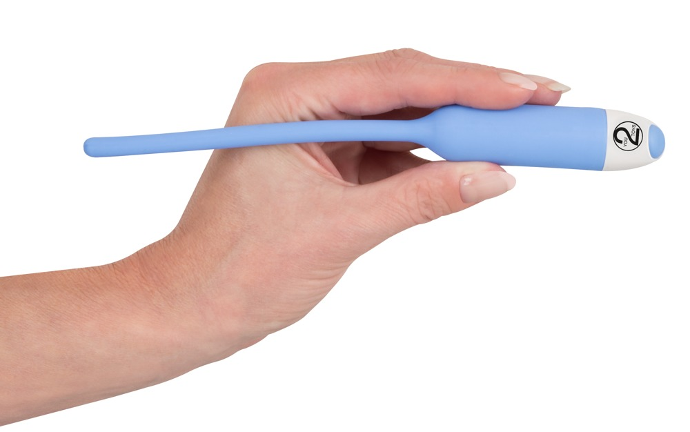 Eine Hand hält ein blaues, längliches Wellnessgerät mit weißer Kappe.