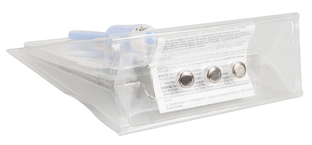 Ein durchsichtiges Plastiketui mit Batterien und einer Anleitung, im Hintergrund ein blauer Gegenstand.