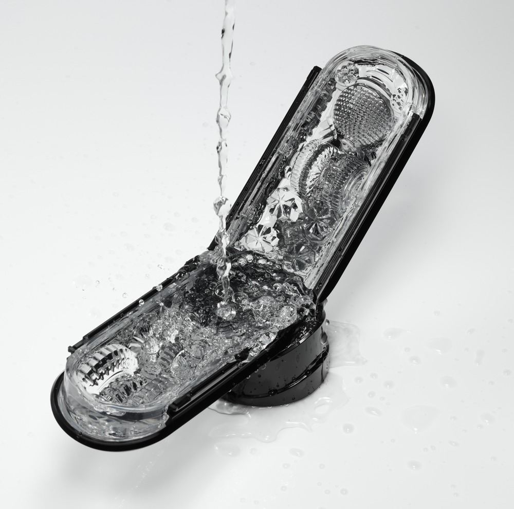 Wasser strömt vor weißem Hintergrund in ein offenes, schwarz-transparentes Gerät.