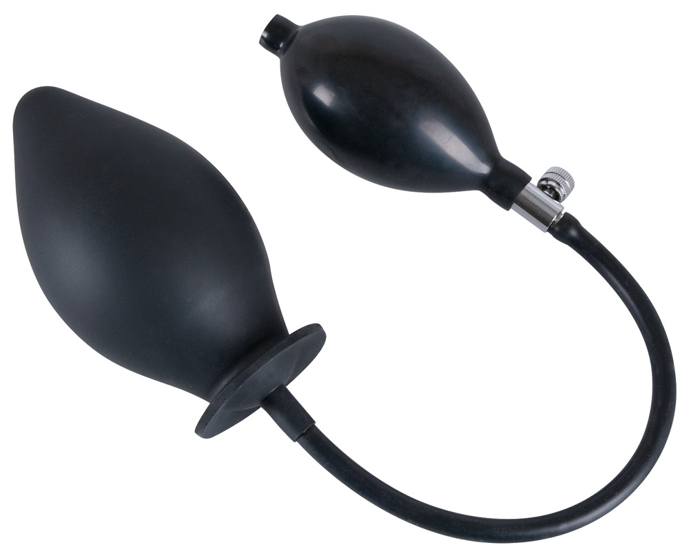 Ein schwarzer Inflatabaler Plug mit Pumpe und Schlauch vor weißem Hintergrund.
