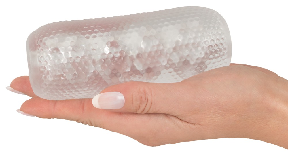 Eine Hand hält eine transparente, strukturierte zylindrische Hülle auf weißem Hintergrund.