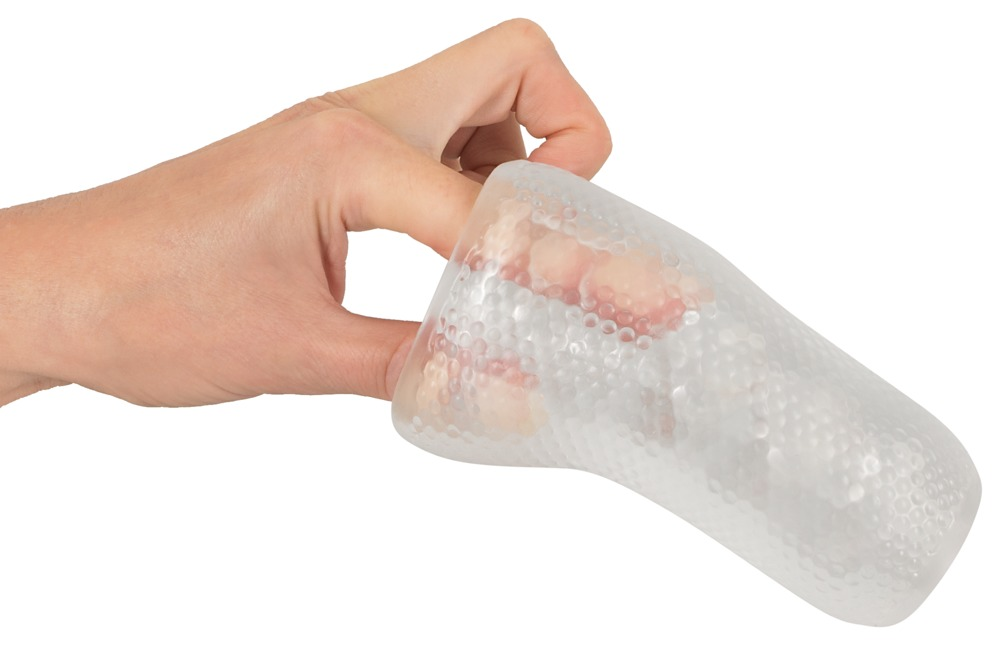 Eine Hand hält einen strukturierten, lichtdurchlässigen Zehenschutz aus Silikon.
