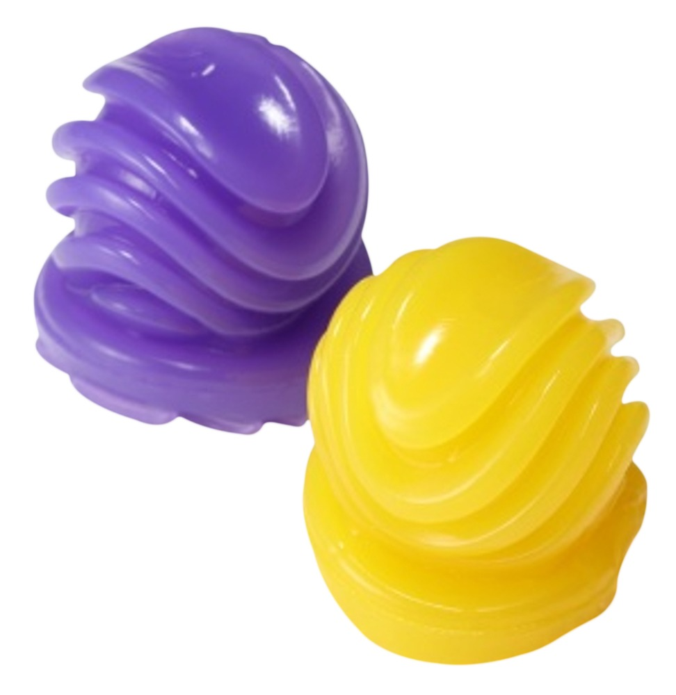 Zwei spiralförmige Silikonspielzeuge in Lila und Gelb auf weißem Hintergrund.