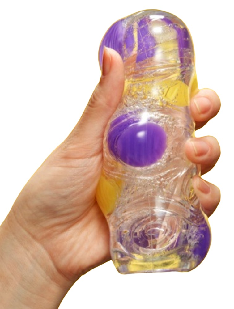 Eine Hand drückt ein klares, flüssigkeitsgefülltes Spielzeug mit lila und gelben Formen.