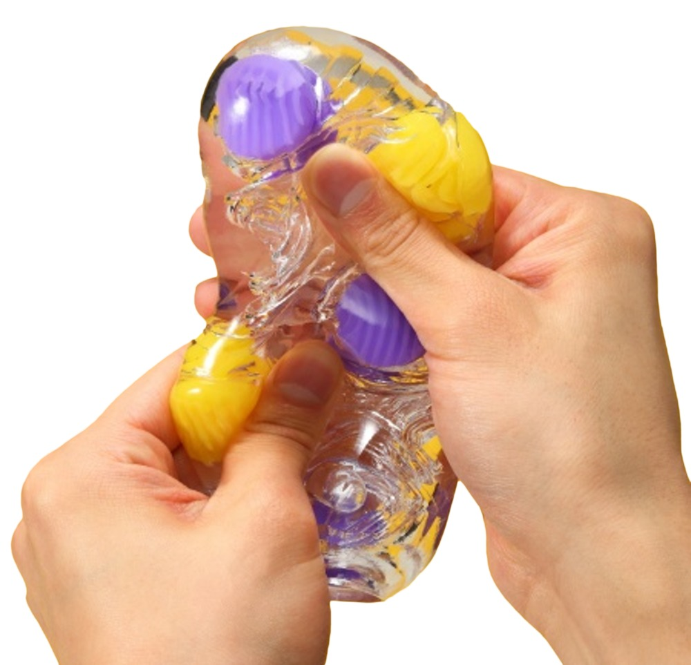 Hände kneten einen klaren Stressball mit gelben und lila Perlen.
