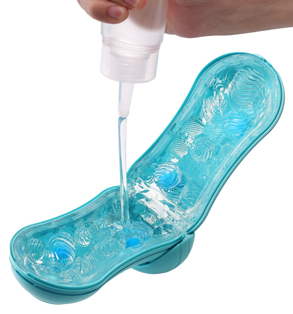 Eine Hand gießt Flüssigkeit aus einer Flasche in ein blaues, texturiertes Massagegerät.