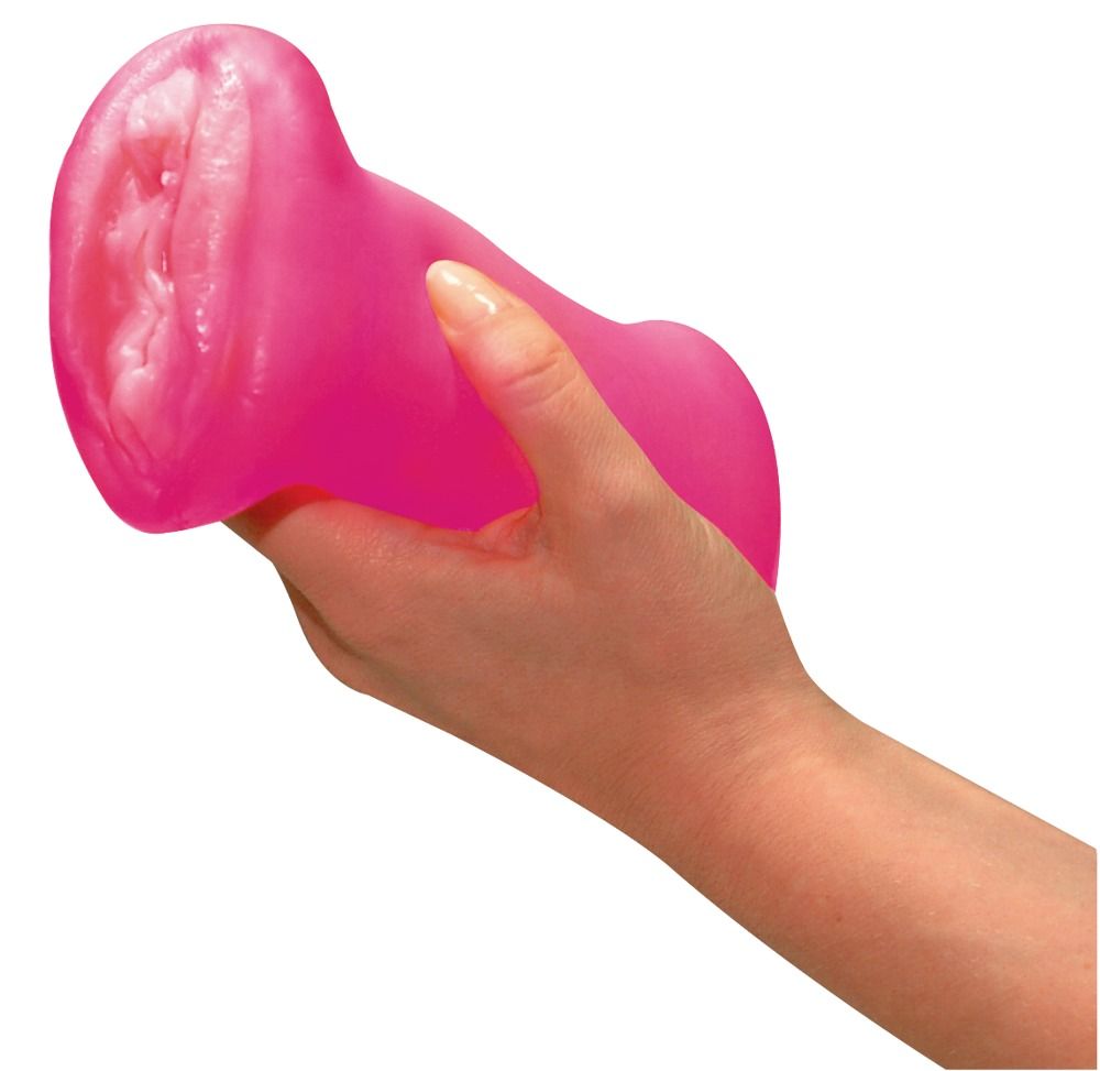 Eine Hand hält einen rosafarbenen Fleshlight-Masturbator vor weißem Hintergrund.