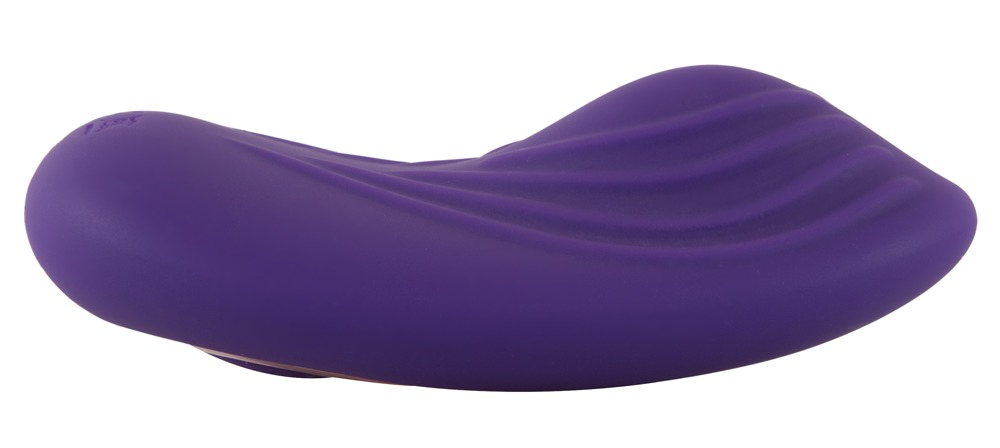 Ein geschwungenes, violettes Wellnessobjekt mit weichen Konturen auf weißem Grund.