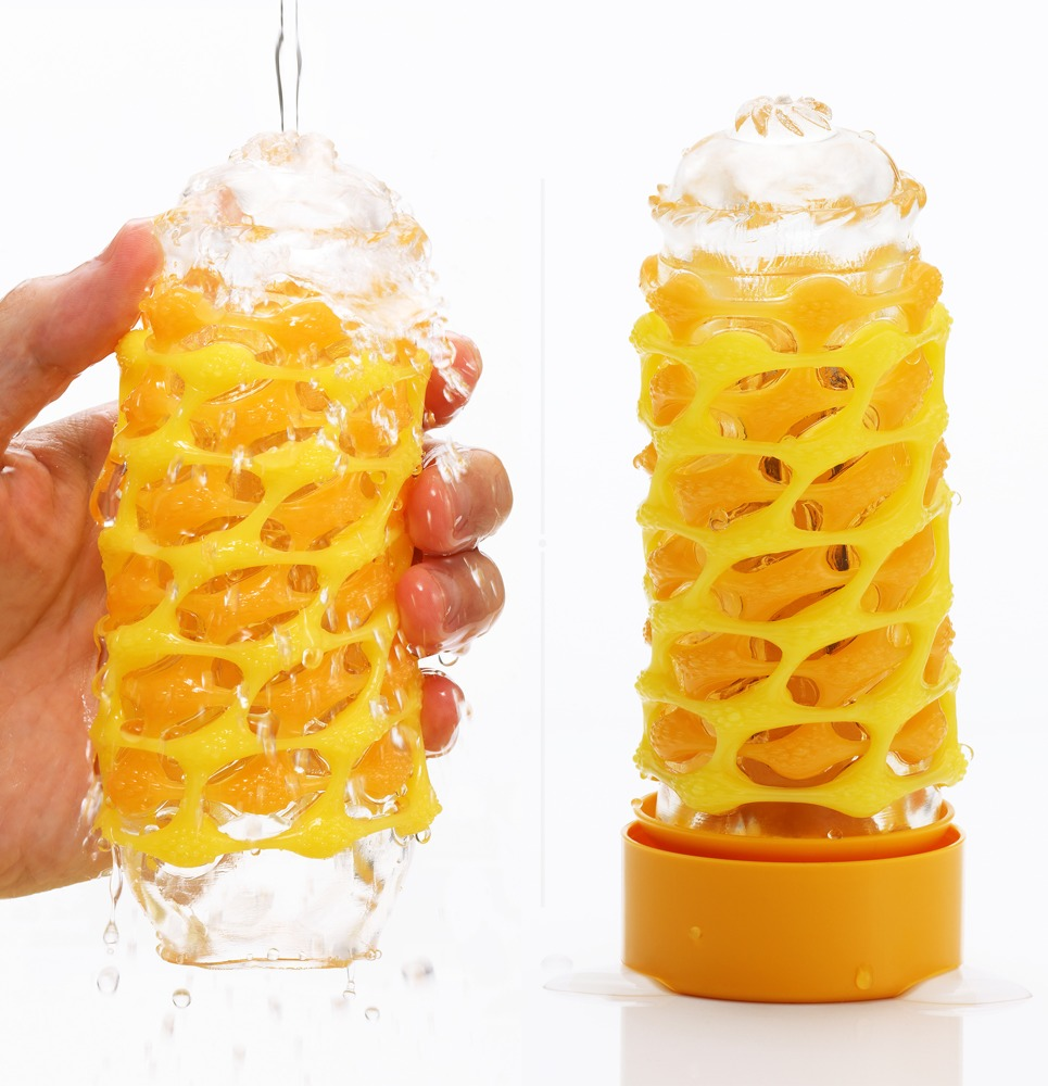 Wasser fließt über eine gelb-transparente Eisskulptur in einer Hand; daneben steht ein weiteres Stück auf einem Sockel.