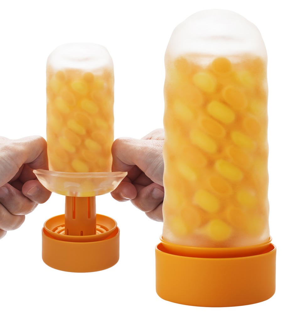 Hände halten einen orangefarbenen Spender mit gelben Pillen, in zwei Schritten auf weißem Hintergrund.