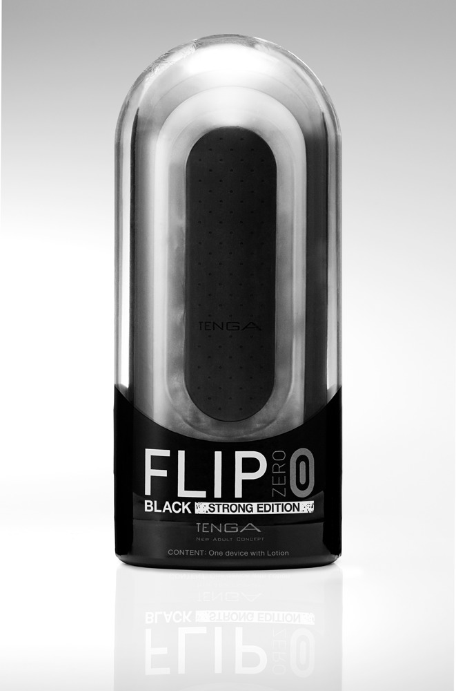Czarna zabawka dla dorosłych Tenga Flip Zero Black Strong Edition w przezroczystej kapsule na jasnym tle.