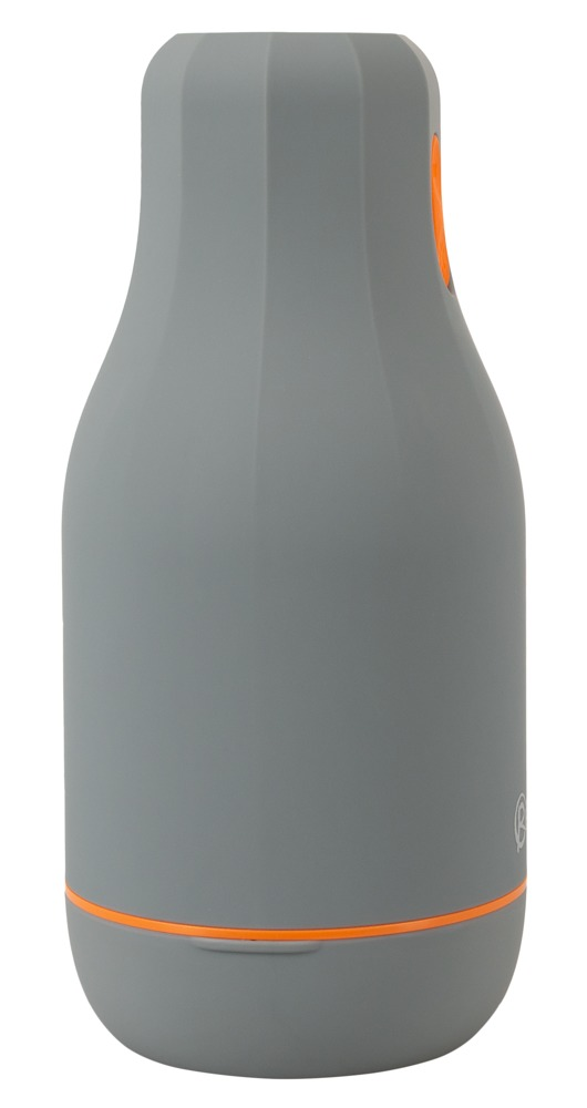 Eine glatte, graue Flasche mit einer orangefarbenen Linie am Boden auf weißem Hintergrund.