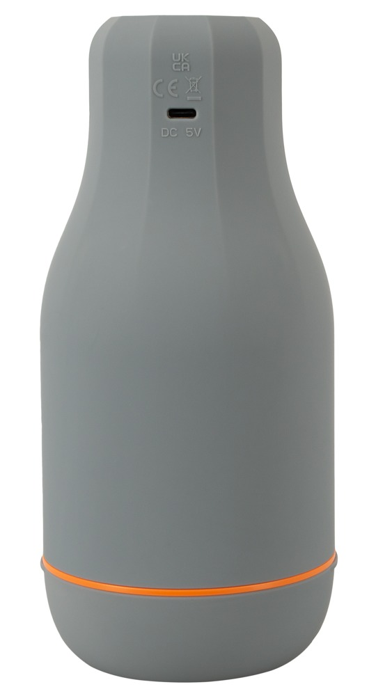 Graue zylindrische Flasche mit USB-C-Anschluss, CE-Zeichen und orangefarbenem Ring unten auf weißem Grund.